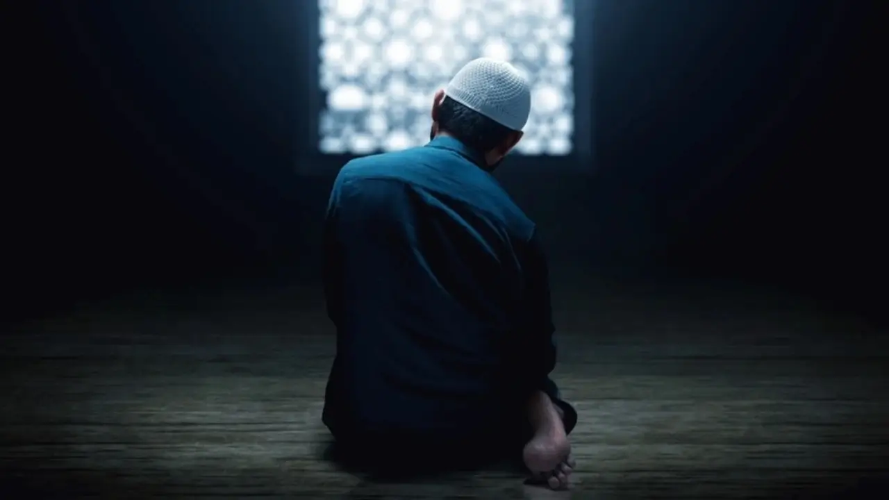 Orang Sedang Menjalankan Ibadah Sholat